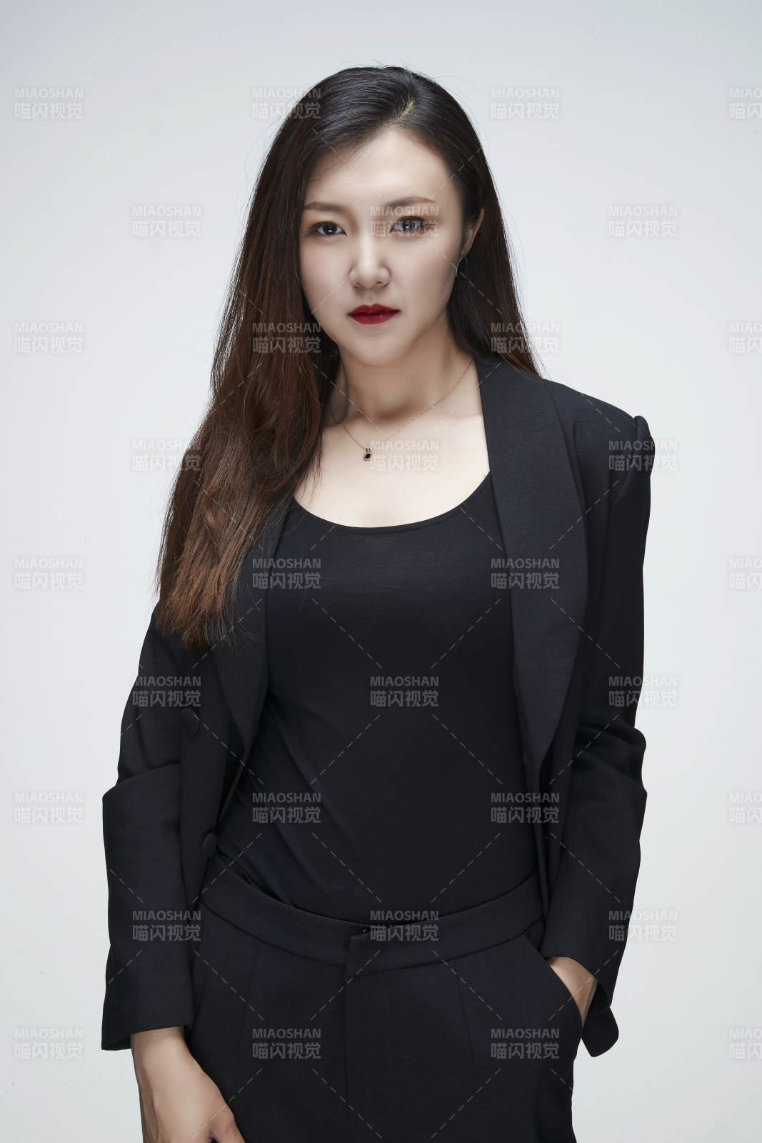 影棚拍攝白色背景亞洲年輕女性商務人像