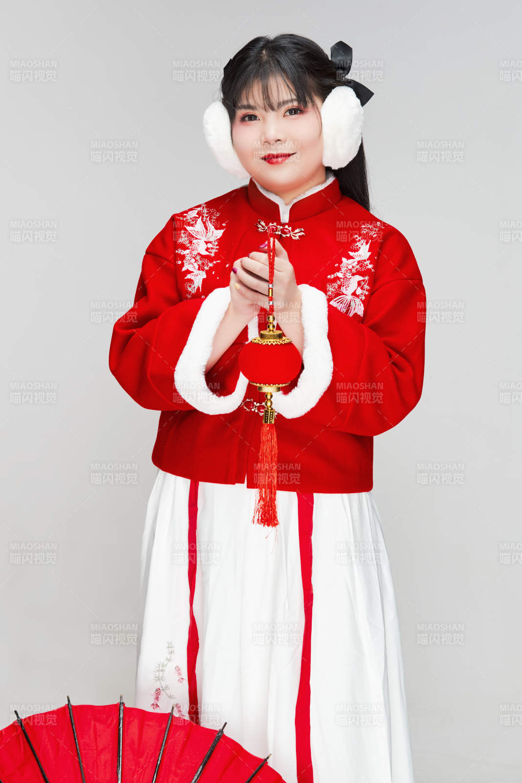 手提紅燈籠身穿喜慶漢服的可愛少女