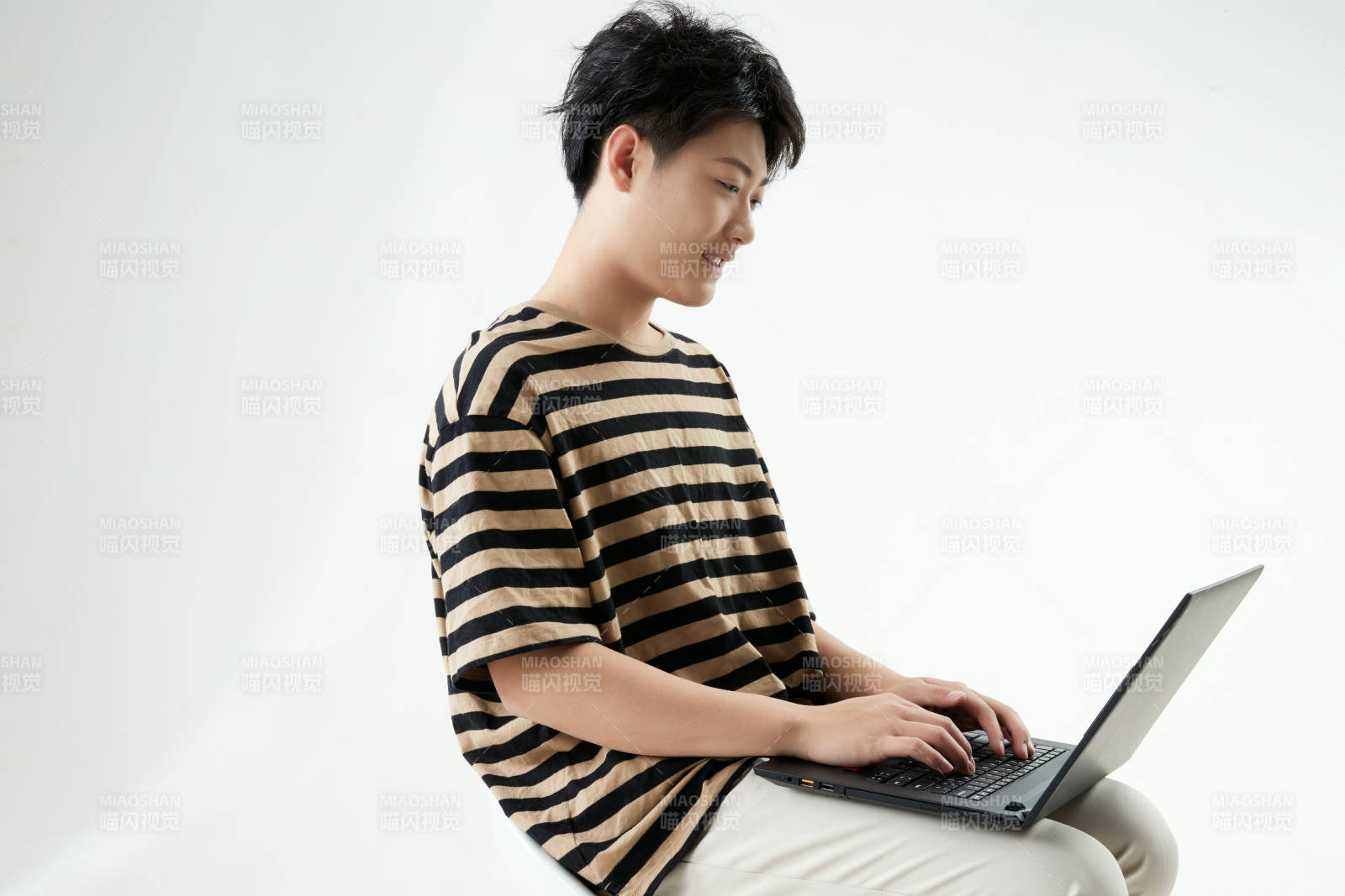 沉浸在網絡戀愛世界的青年男子