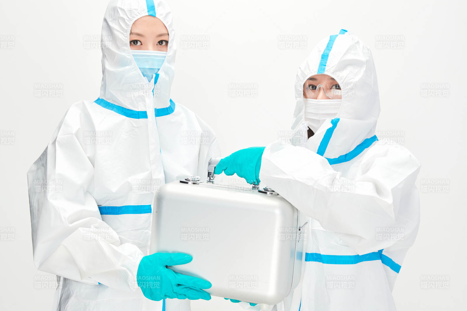 穿白色防護(hù)服佩戴護(hù)目鏡口罩的防疫人員