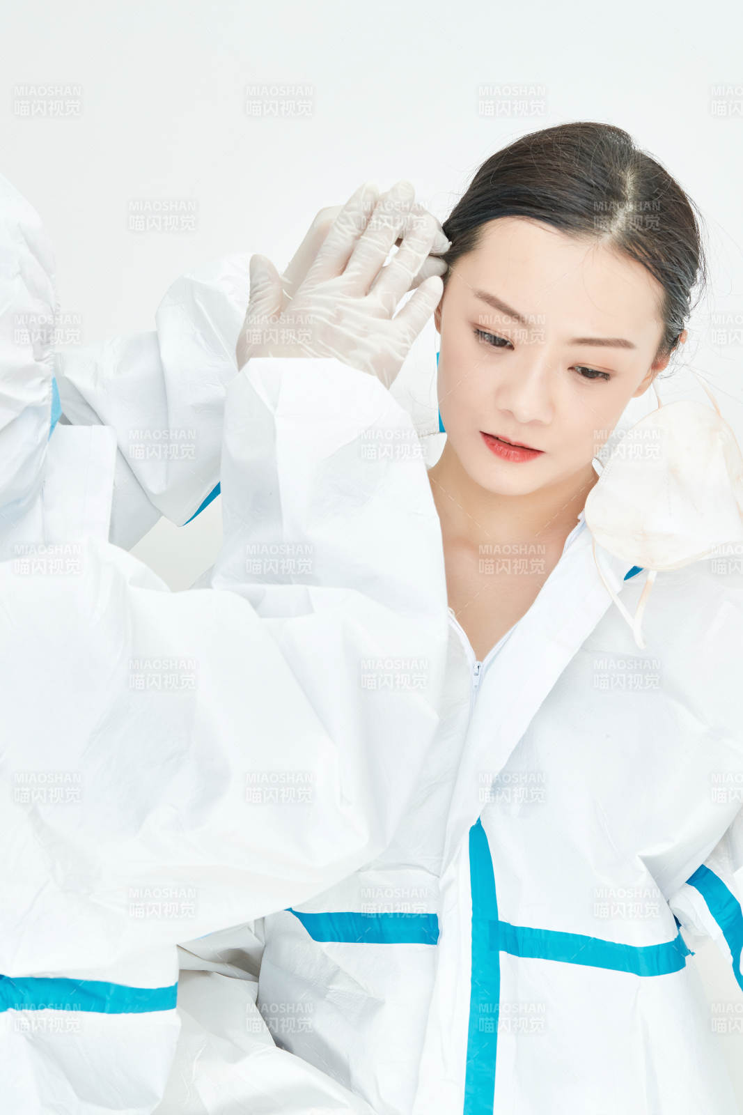 穿白色防護服佩戴護目鏡口罩的女性醫療人員