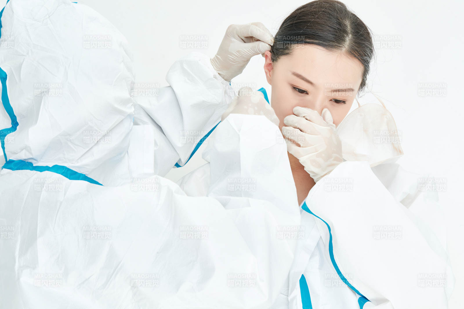 穿白色防護服佩戴護目鏡口罩的女性醫(yī)療人員