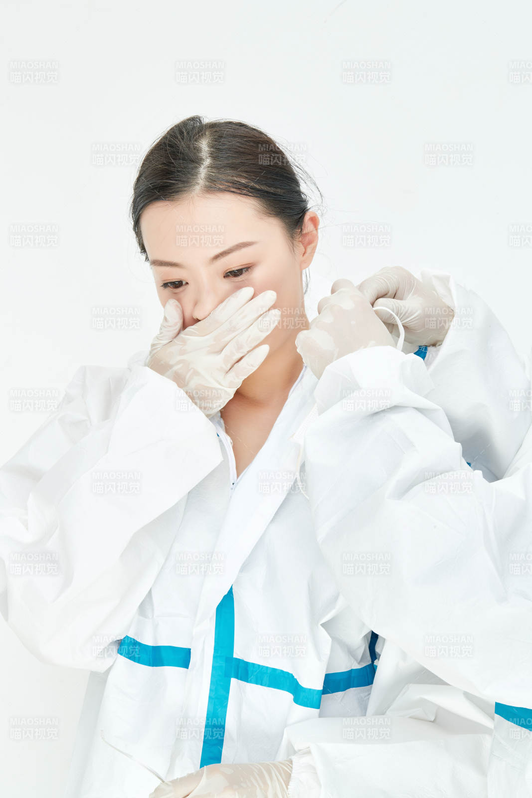 穿白色防護服佩戴護目鏡口罩的女性醫療人員