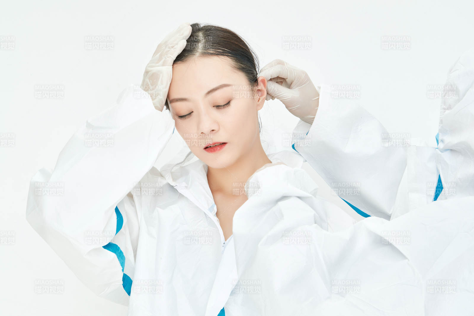 穿白色防護服佩戴護目鏡口罩的女性醫療人員