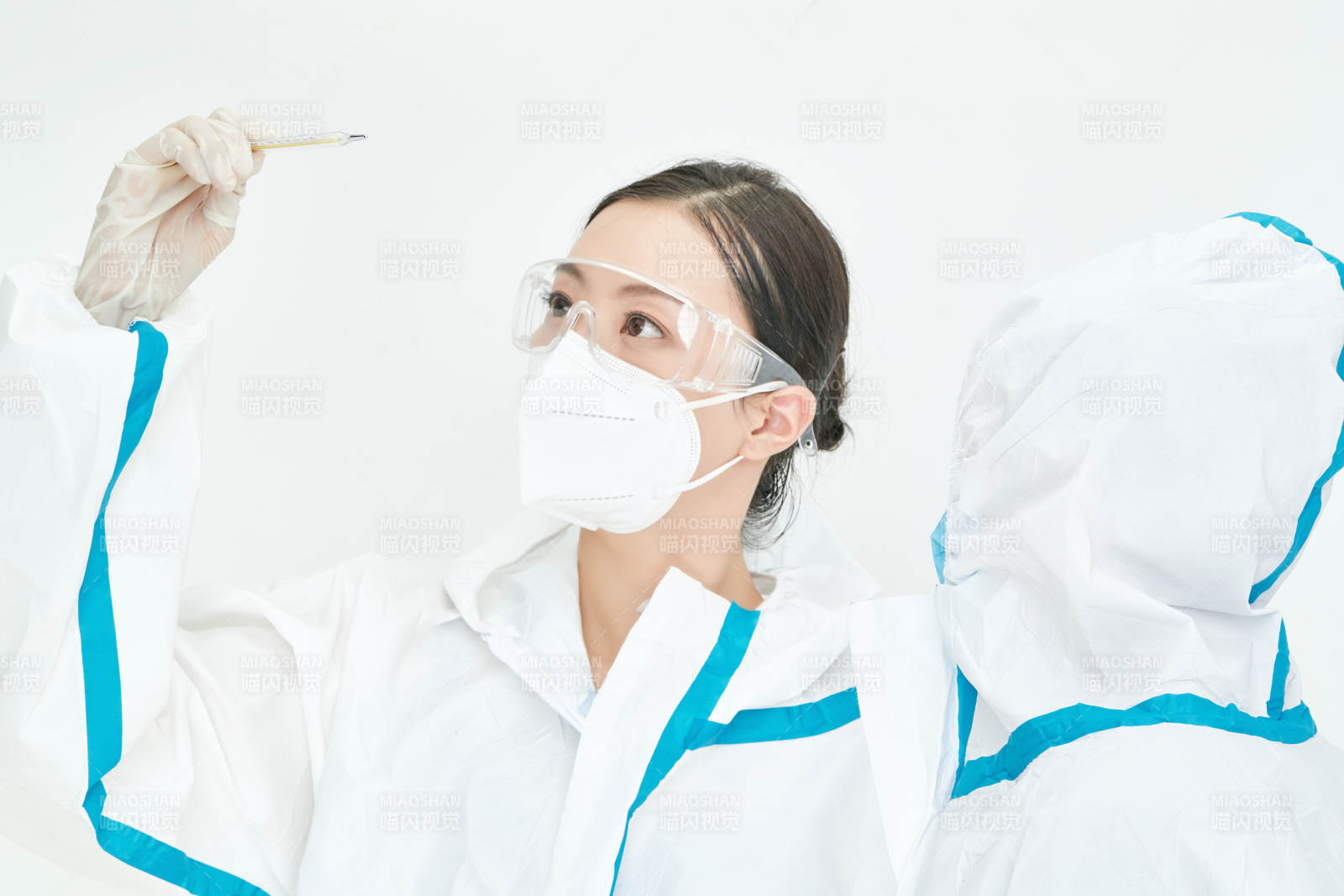 穿白色防護服佩戴護目鏡口罩的女性醫療人員