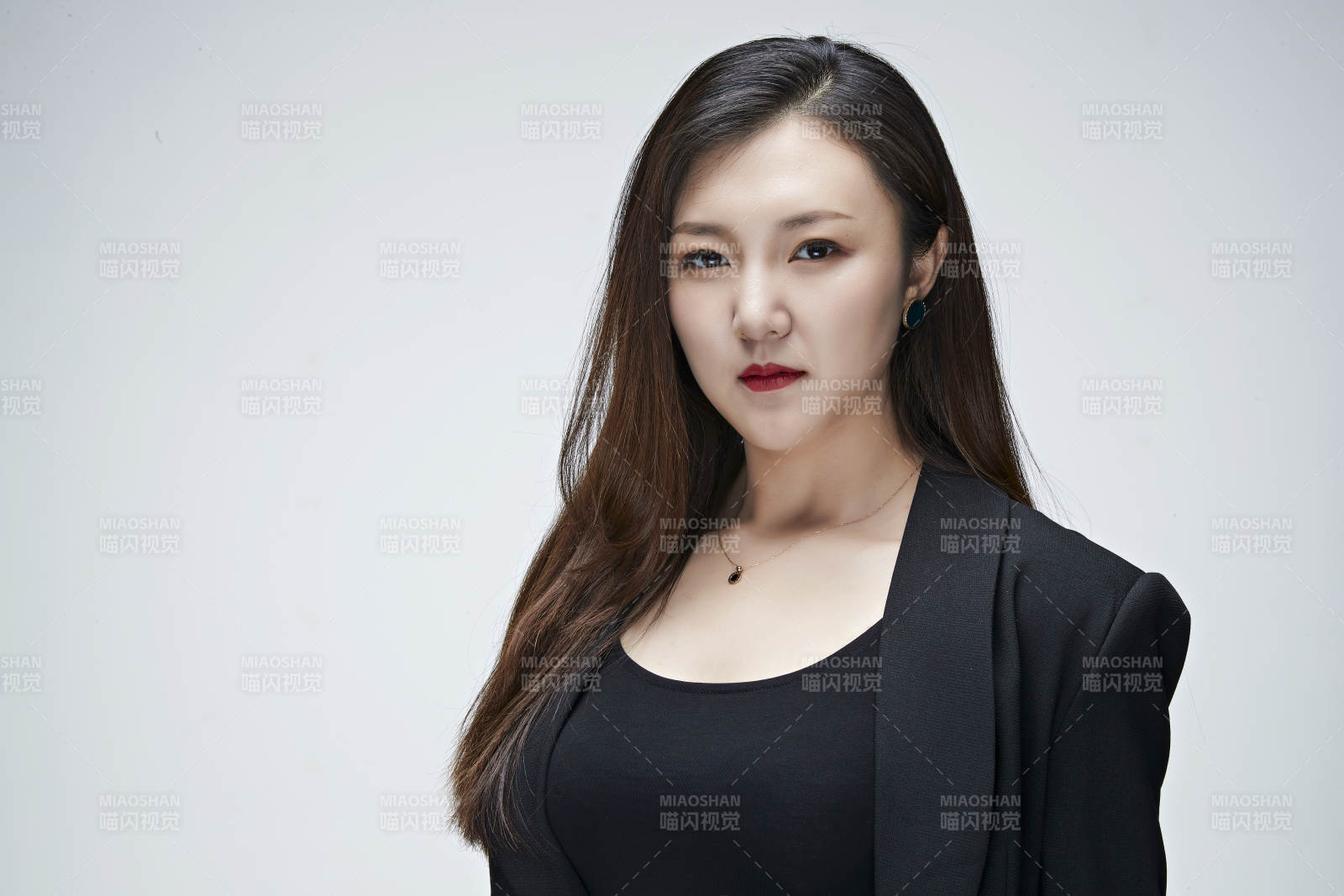 影棚拍攝白色背景亞洲年輕女性商務人像