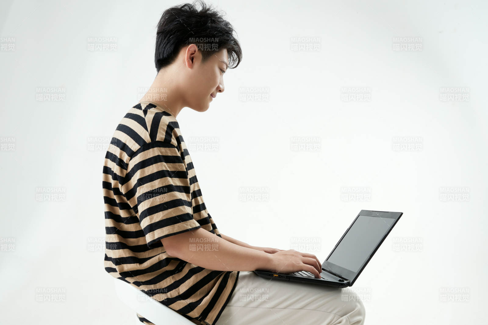 沉浸在網絡戀愛世界的青年男子