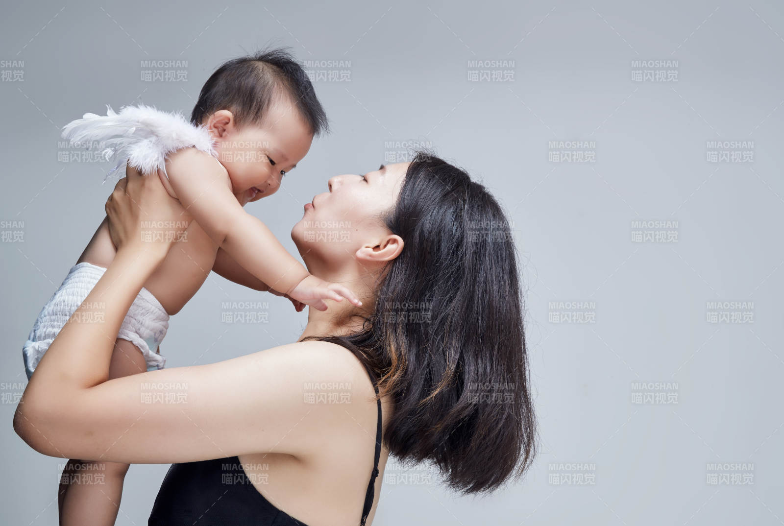 媽媽陪伴寶寶快樂的玩耍