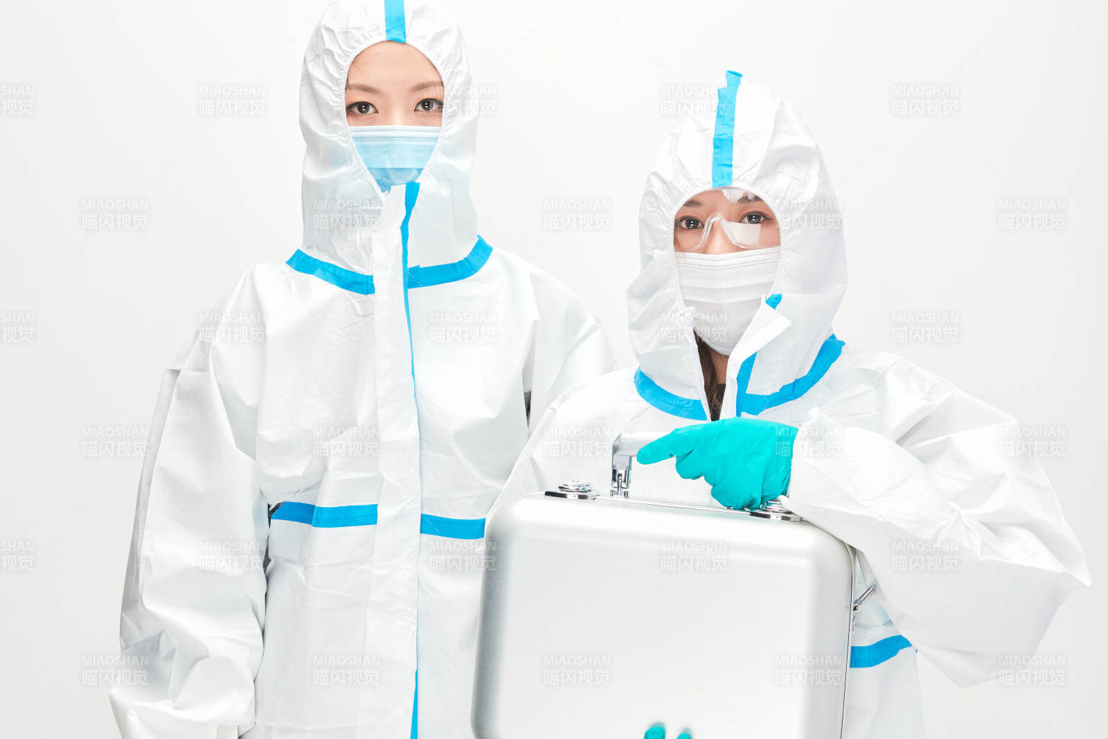 穿白色防護服佩戴護目鏡口罩的防疫人員