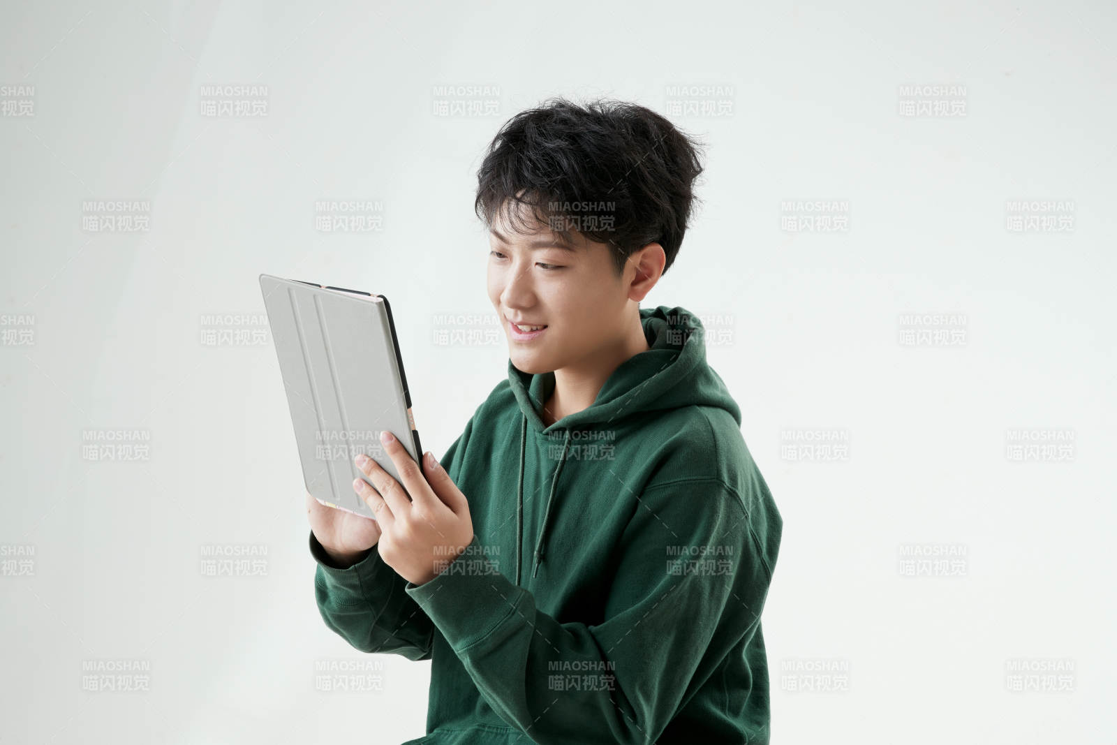 沉浸在網絡戀愛世界的青年男子