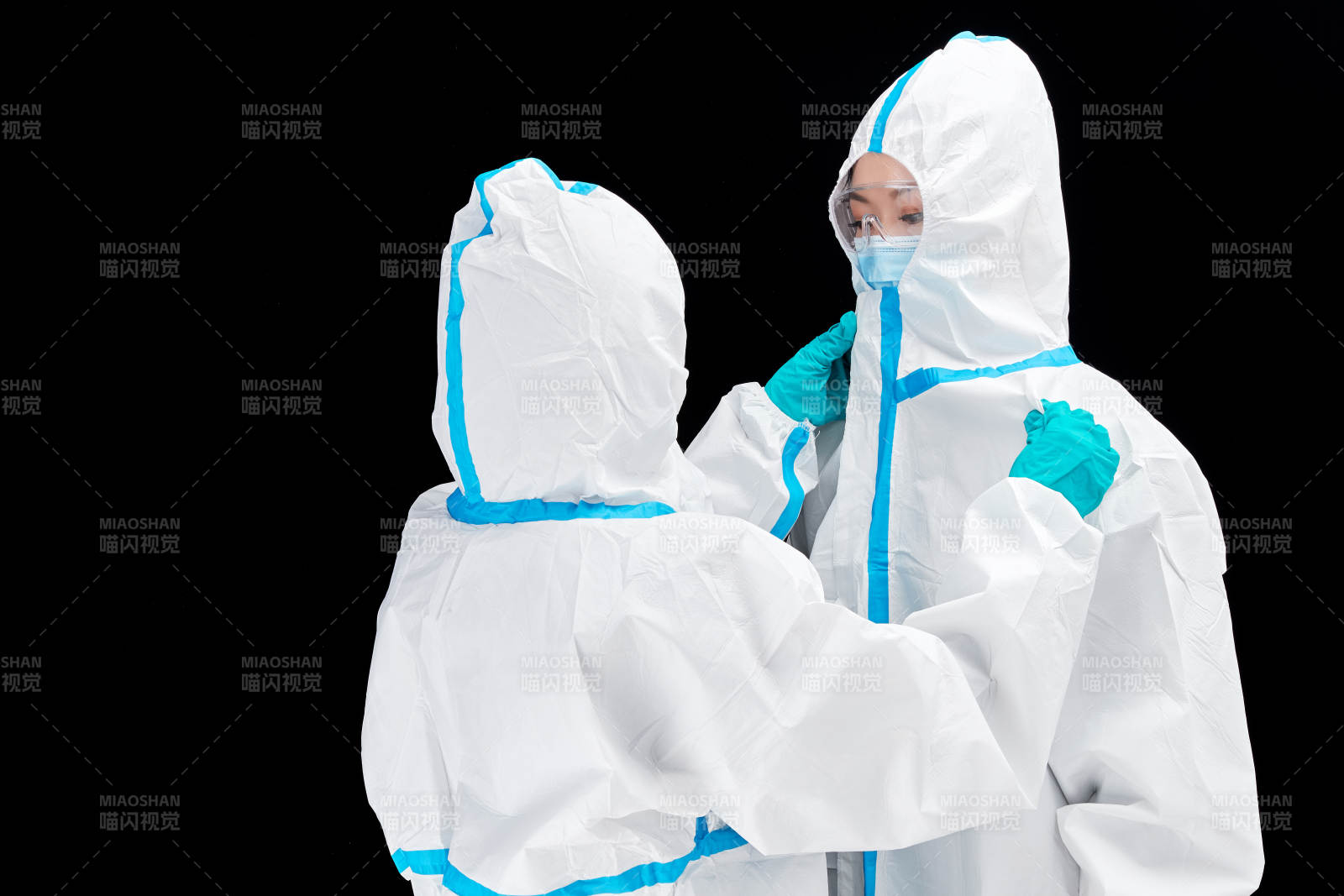 穿白色防護服佩戴護目鏡口罩的防疫人員