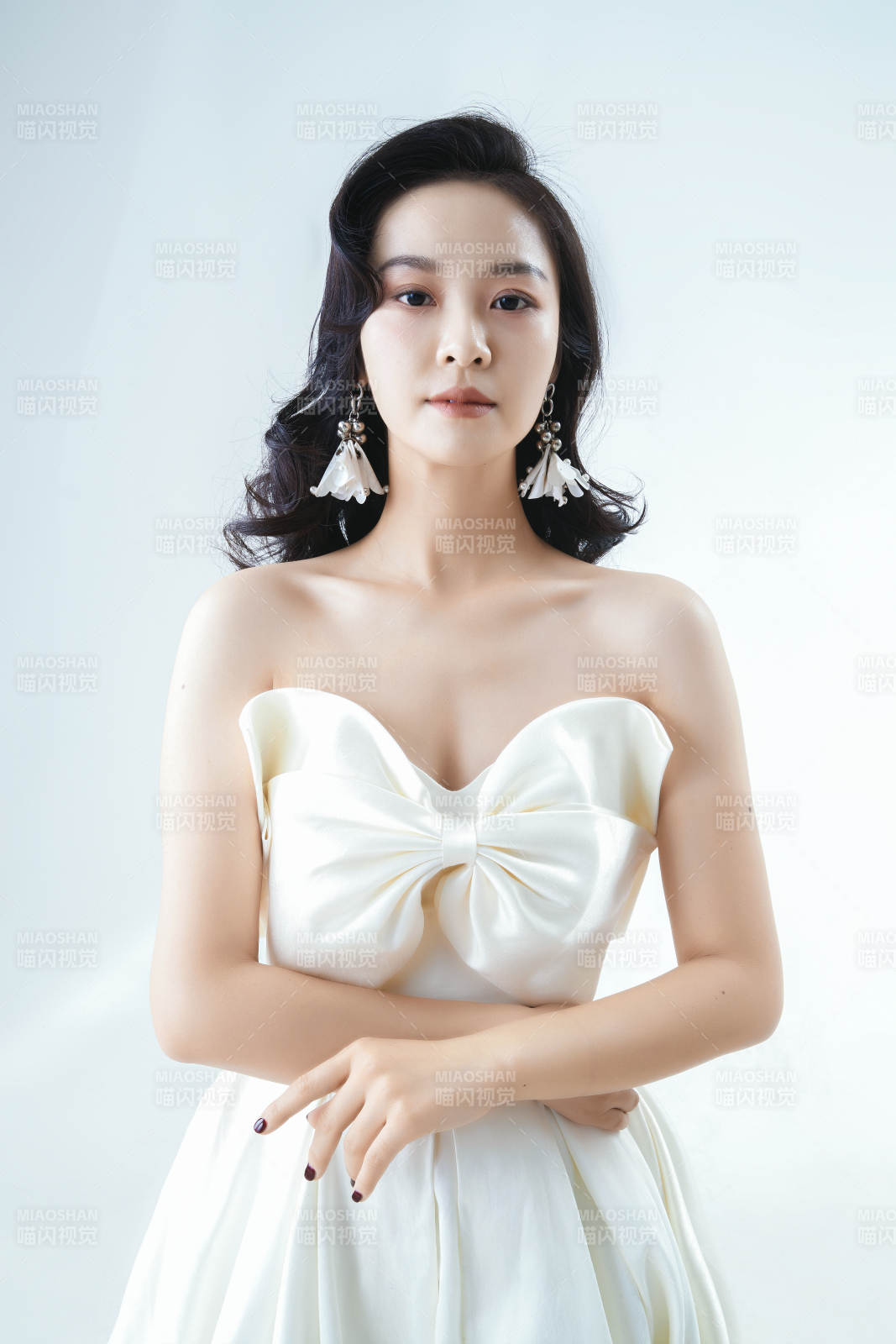 棚拍白色背景下的潔白婚紗新娘美妝