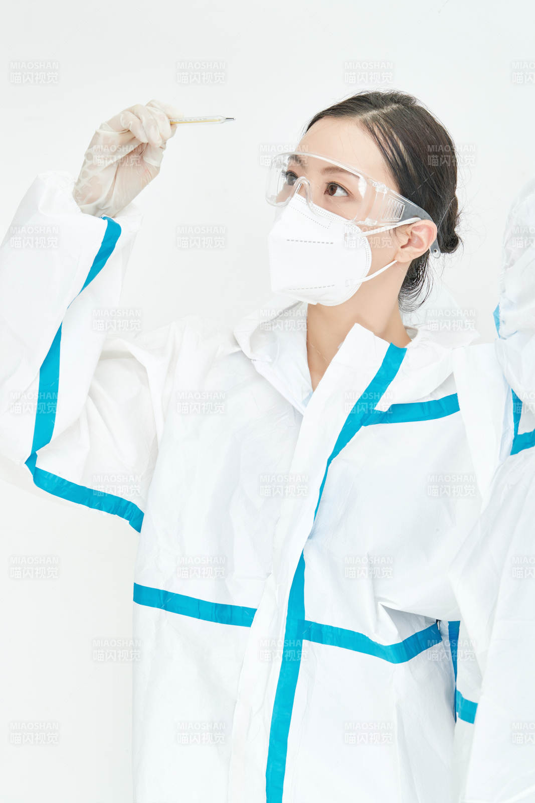 穿白色防護服佩戴護目鏡口罩的女性醫療人員