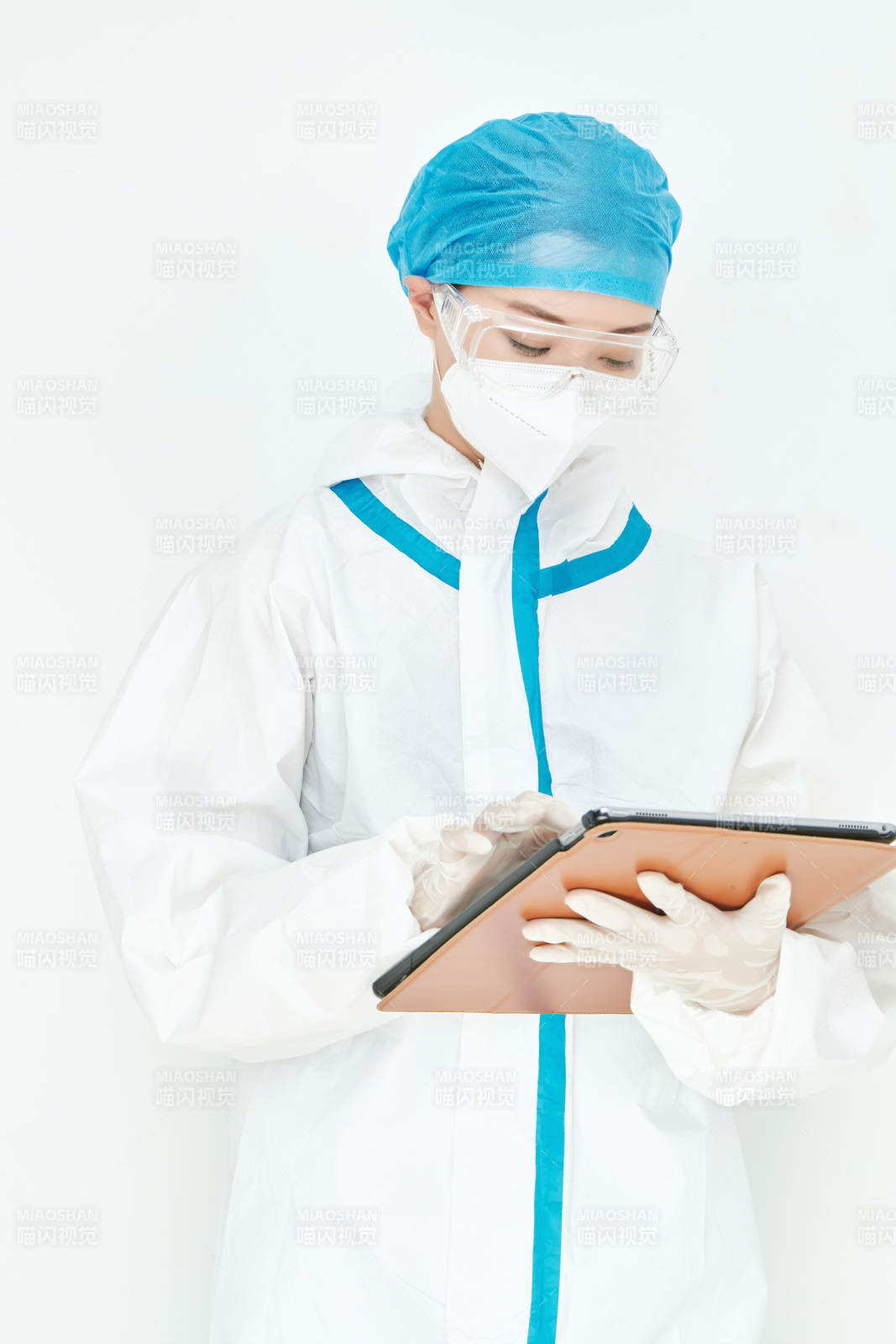 穿白色防护服佩戴护目镜口罩的女性医疗人员