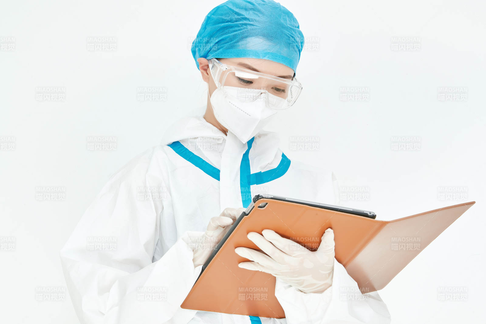 穿白色防護服佩戴護目鏡口罩的女性醫療人員