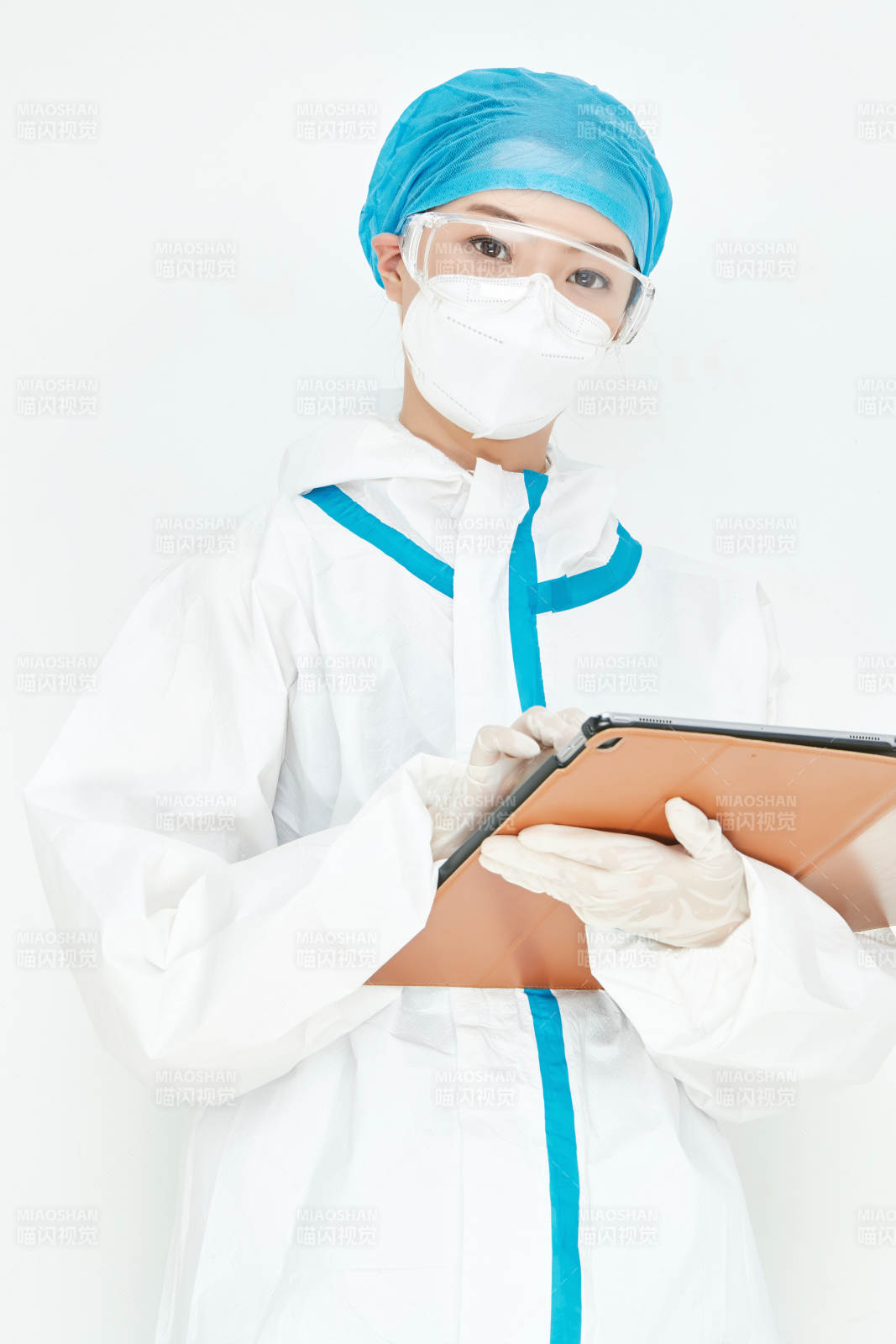 穿白色防護服佩戴護目鏡口罩的女性醫療人員