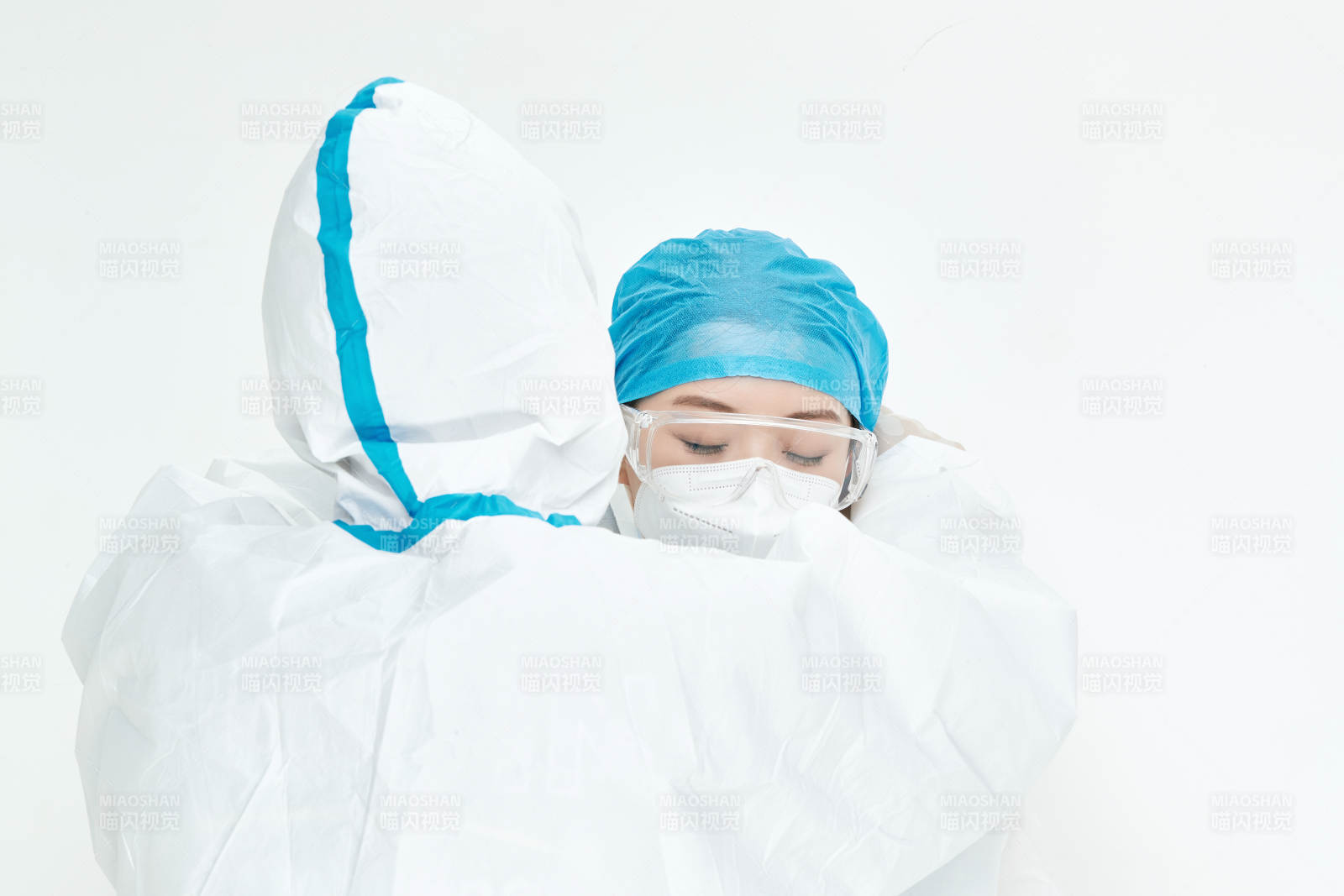 穿白色防護服佩戴護目鏡口罩的女性醫療人員