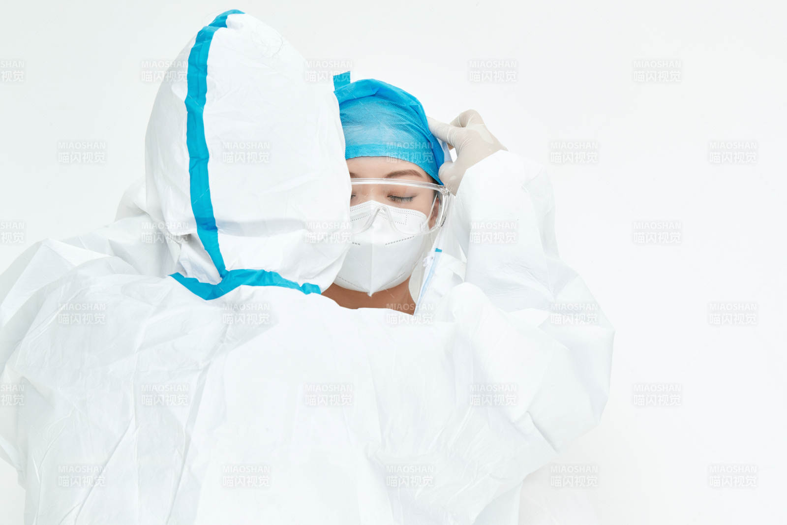 穿白色防護服佩戴護目鏡口罩的女性醫療人員