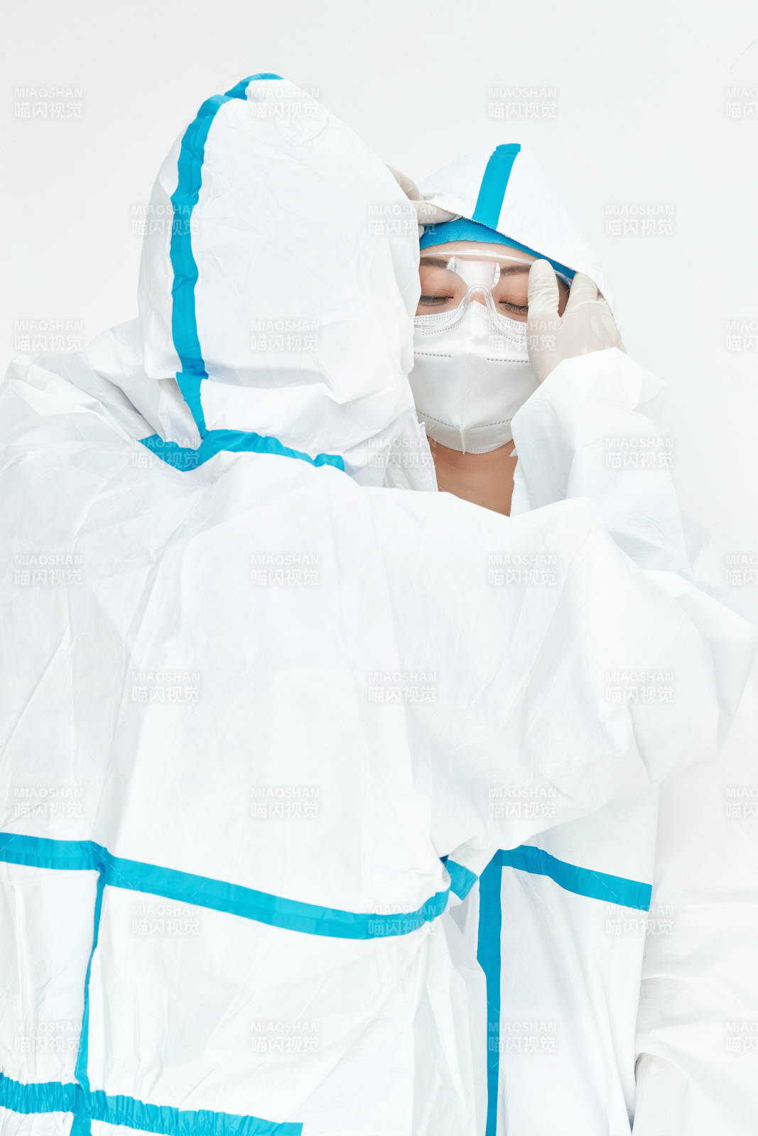 穿白色防護服佩戴護目鏡口罩的女性醫療人員