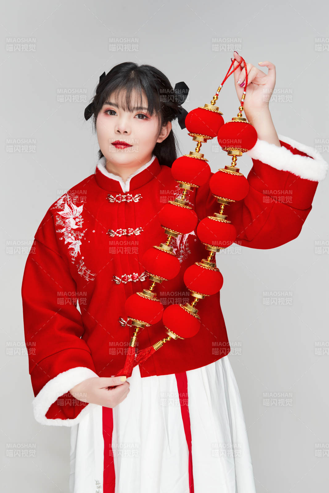 手提紅燈籠身穿喜慶漢服的可愛少女