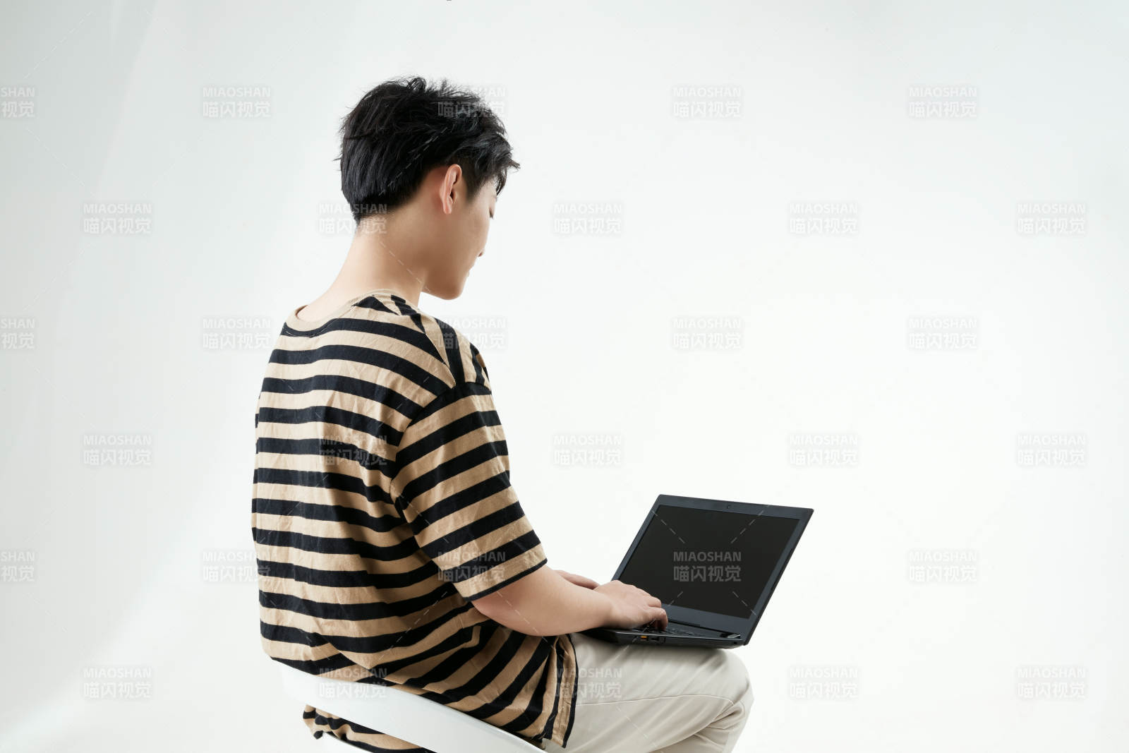 沉浸在網(wǎng)絡(luò)戀愛世界的青年男子