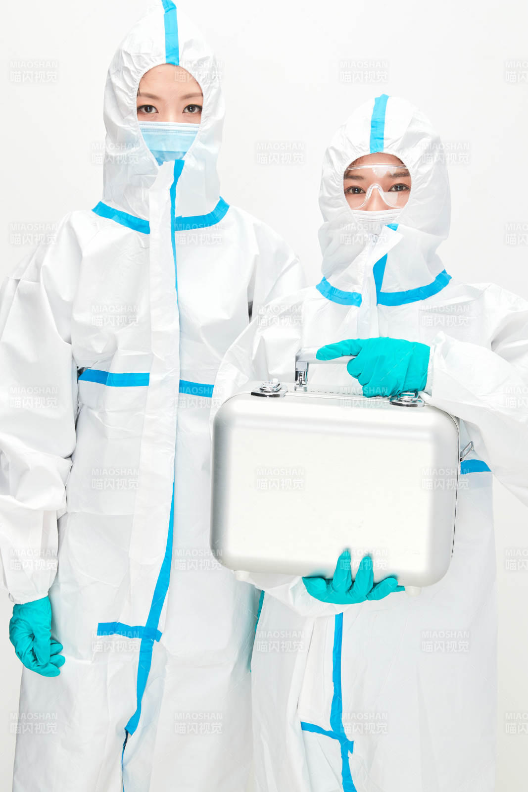 穿白色防護(hù)服佩戴護(hù)目鏡口罩的防疫人員