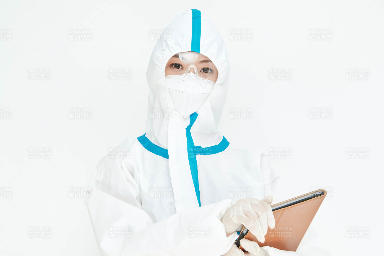 穿白色防護服佩戴護目鏡口罩的女性醫療人員