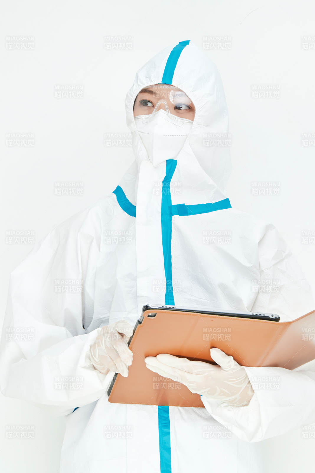 穿白色防護服佩戴護目鏡口罩的女性醫療人員