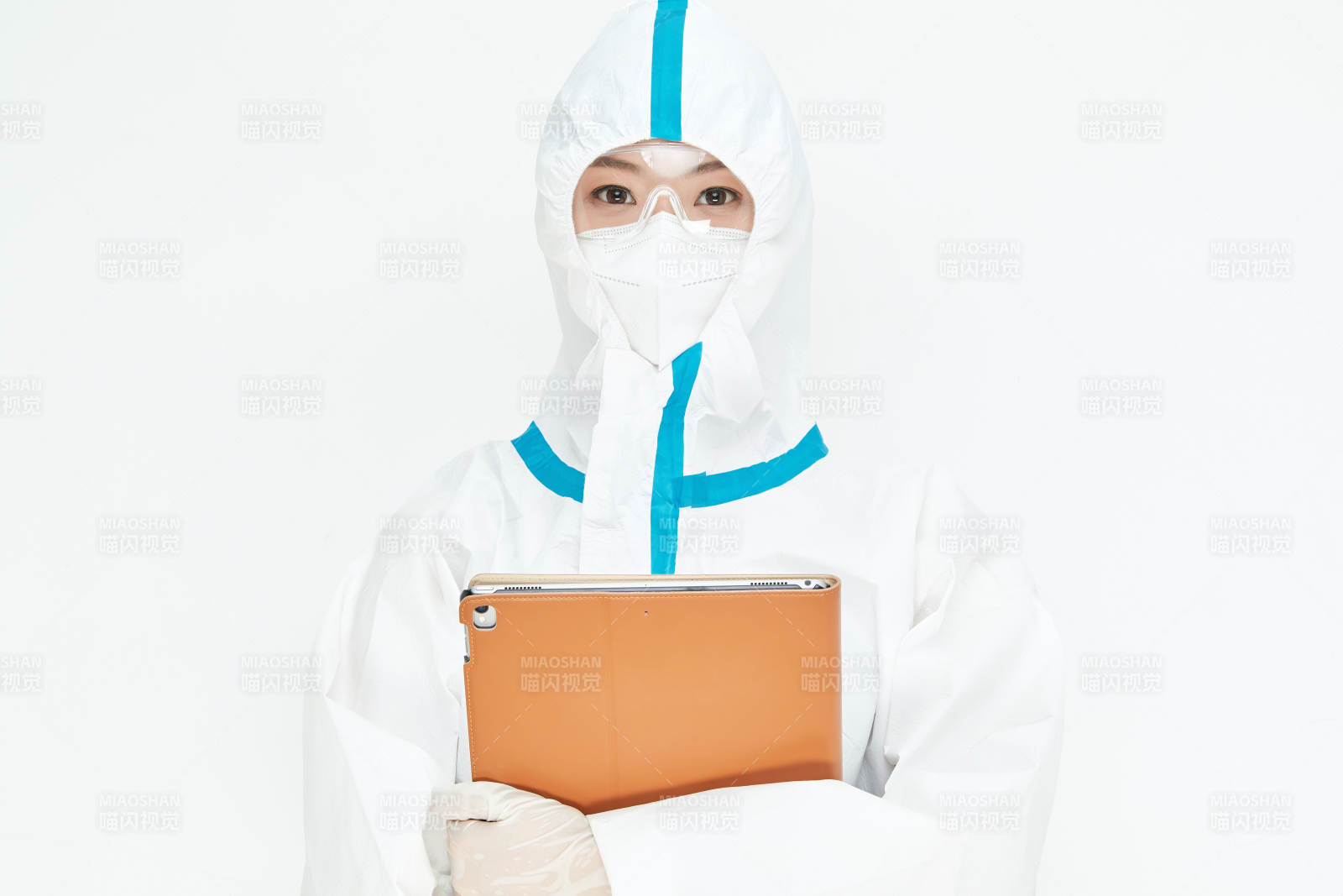 穿白色防護服佩戴護目鏡口罩的女性醫(yī)療人員