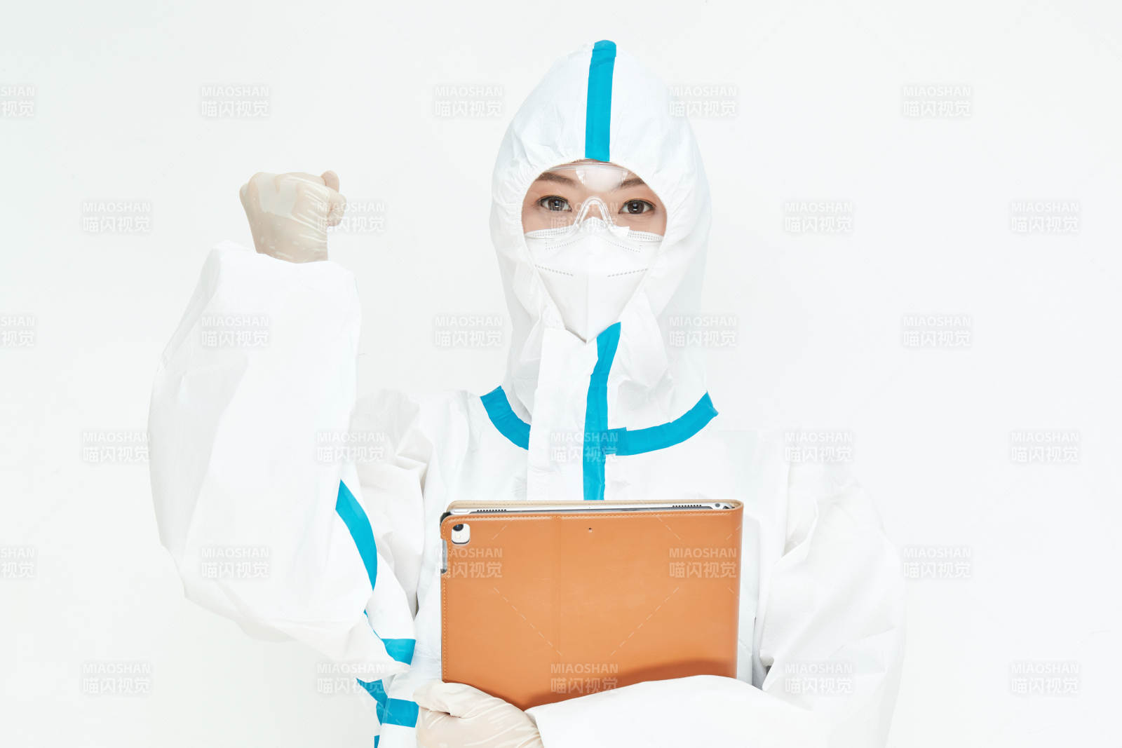 穿白色防護服佩戴護目鏡口罩的女性醫療人員