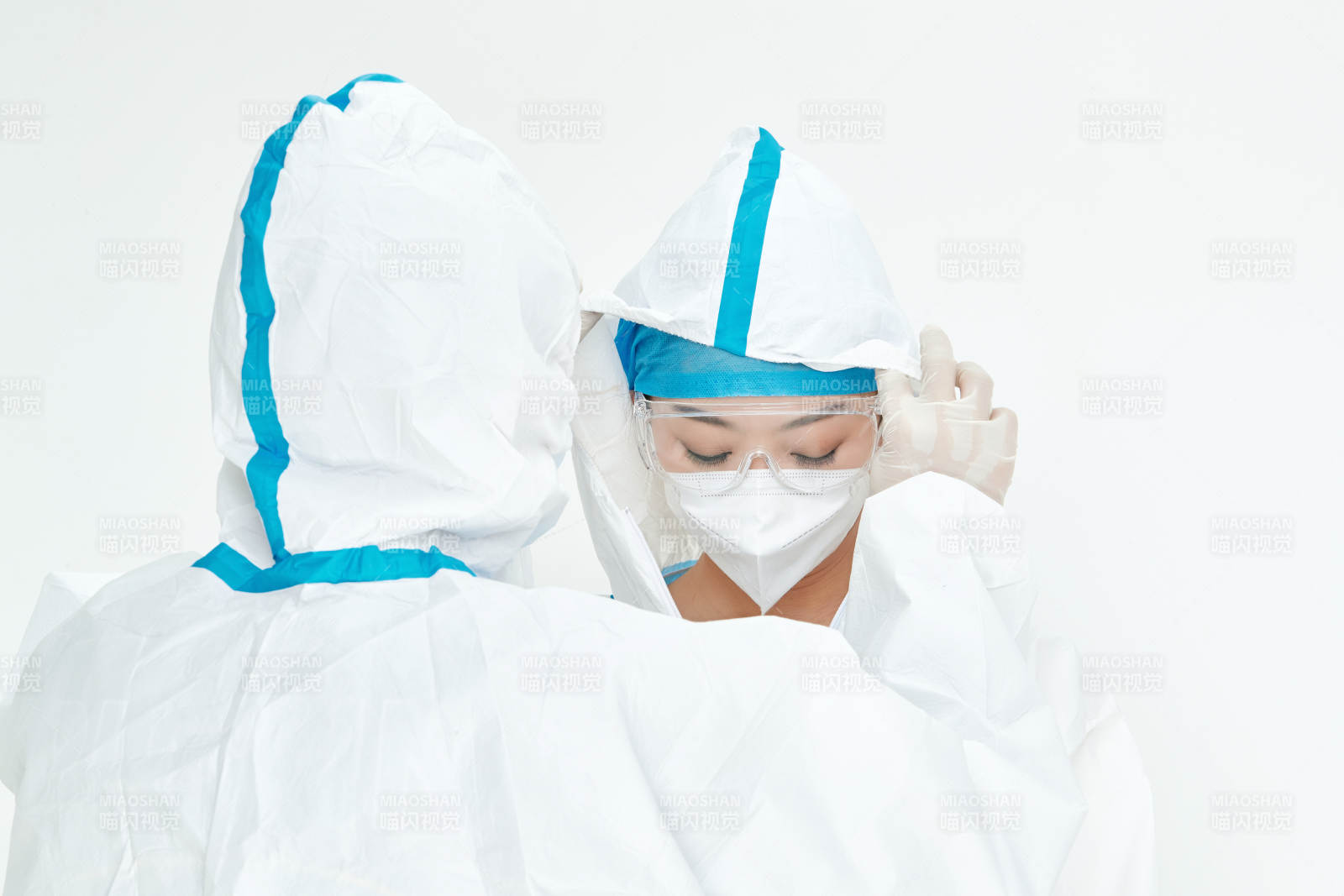 穿白色防护服佩戴护目镜口罩的女性医疗人员