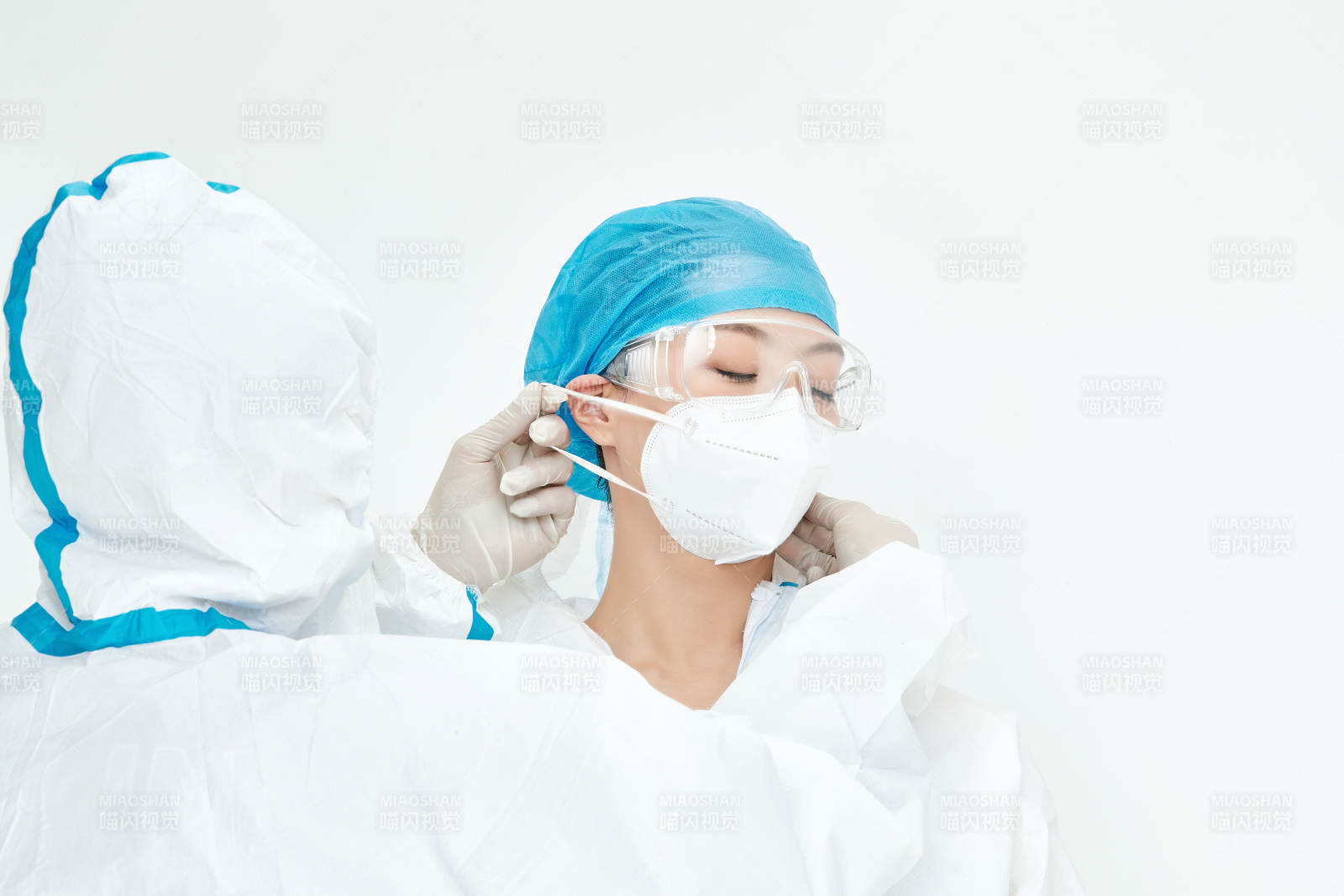 穿白色防護服佩戴護目鏡口罩的女性醫療人員