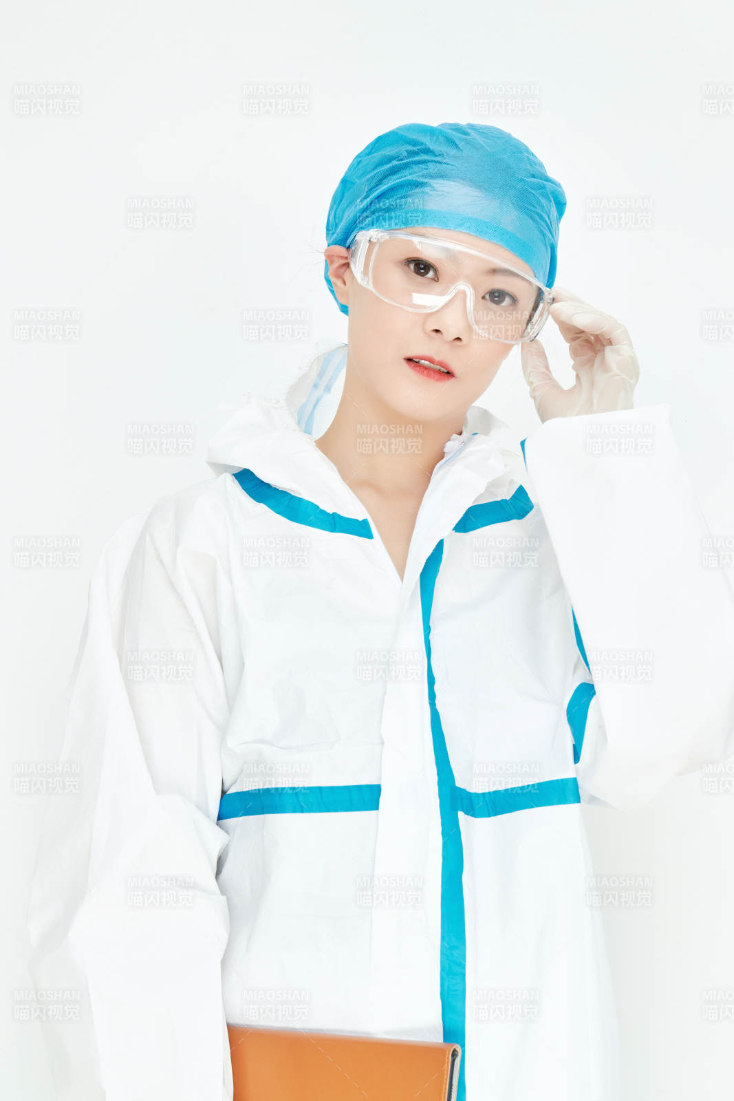 穿白色防护服佩戴护目镜口罩的女性医疗人员