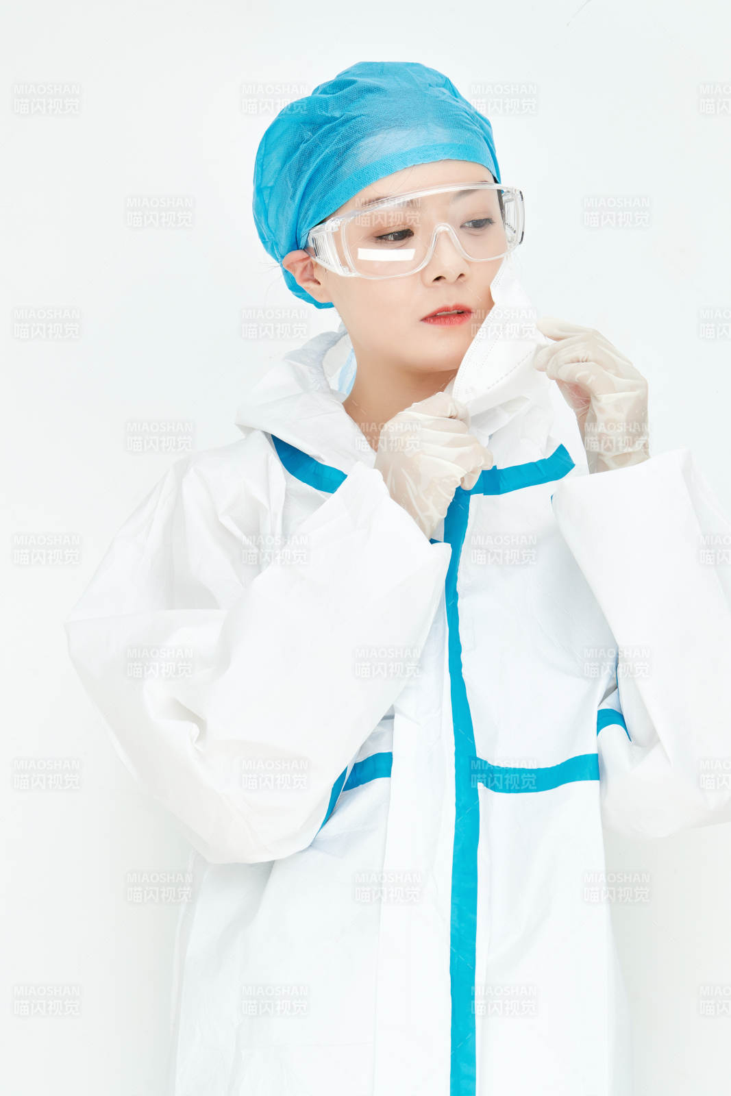 穿白色防护服佩戴护目镜口罩的女性医疗人员