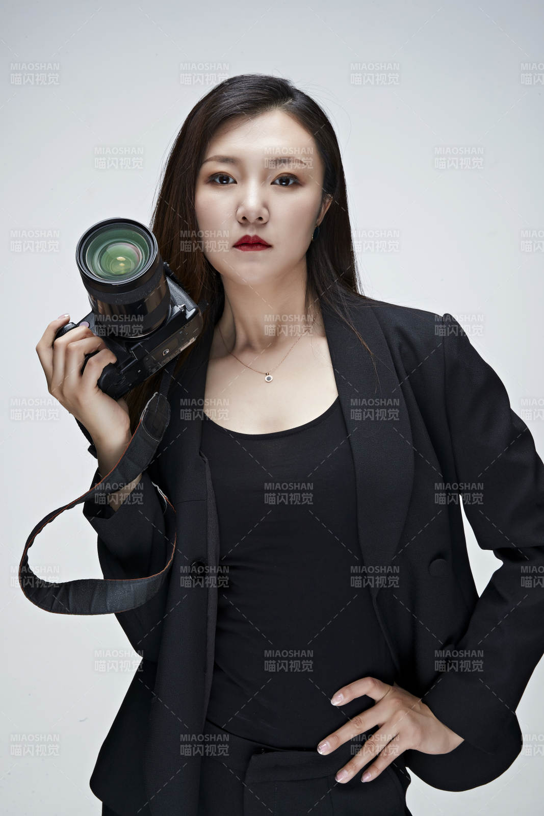 棚拍白色背景亞洲青年女性攝影師