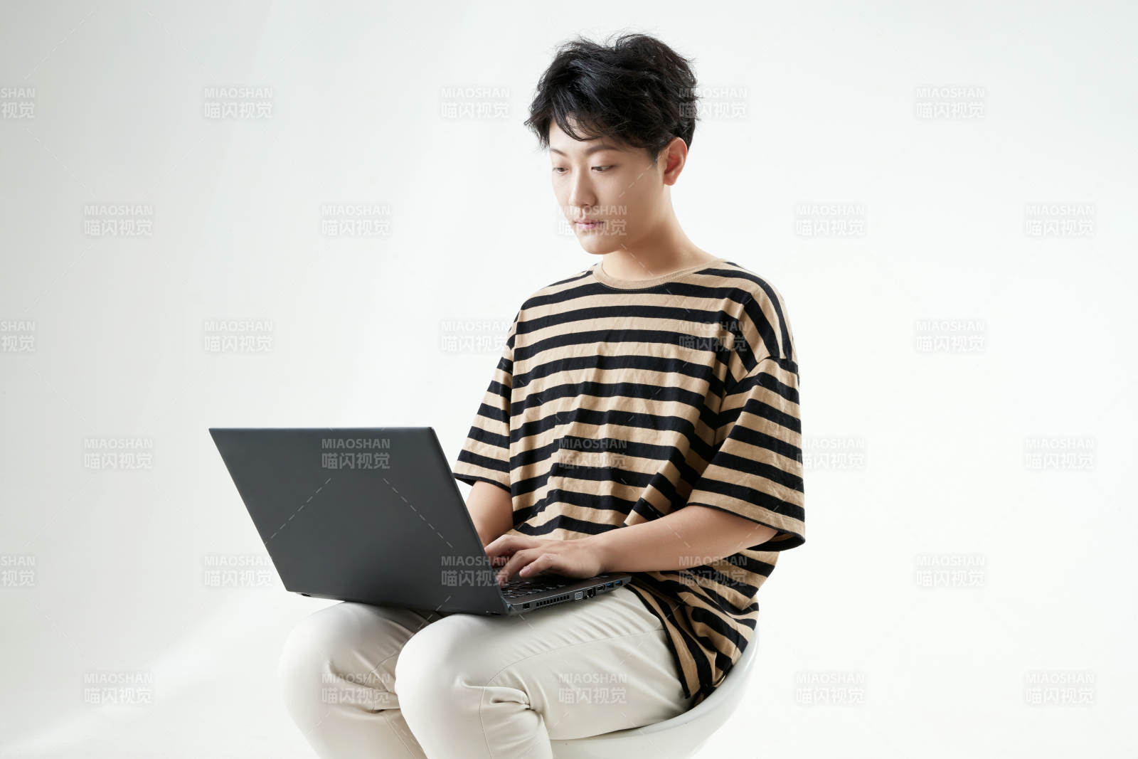 沉浸在網絡戀愛世界的青年男子