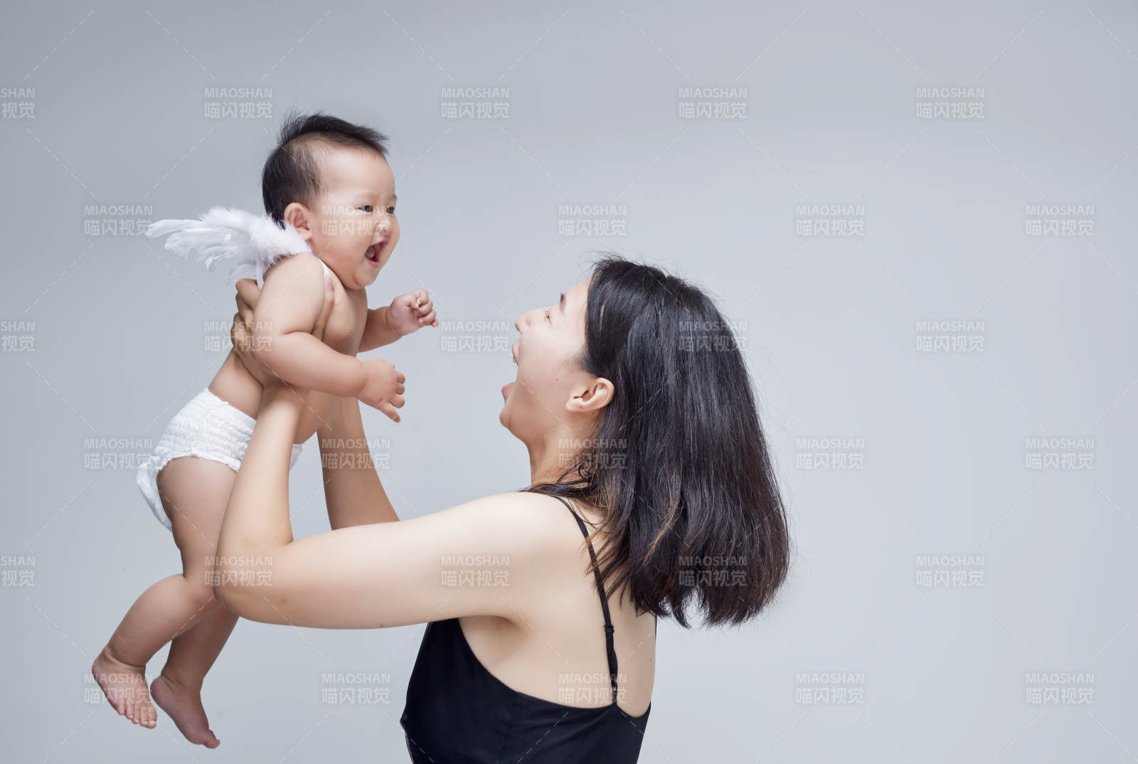 妈妈陪伴宝宝快乐的玩耍