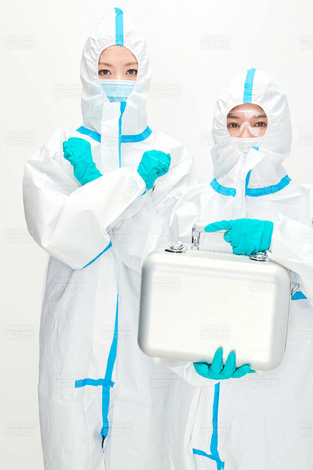 穿白色防護服佩戴護目鏡口罩的防疫人員