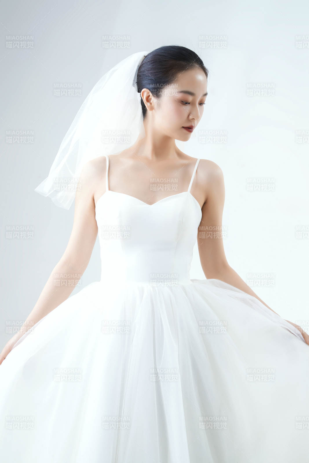 棚拍白色背景下的潔白婚紗新娘美妝