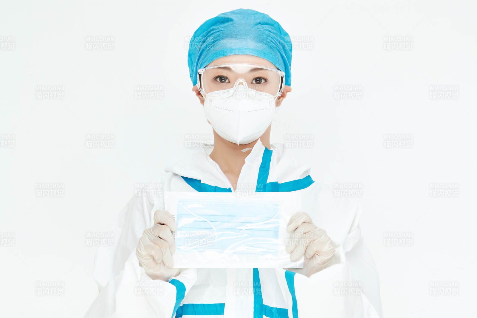 穿白色防護服佩戴護目鏡口罩的女性醫療人員