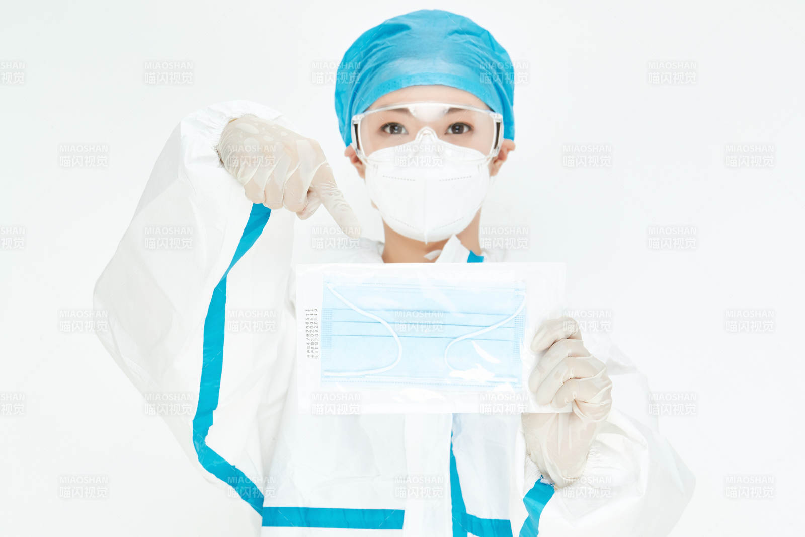 穿白色防護服佩戴護目鏡口罩的女性醫療人員