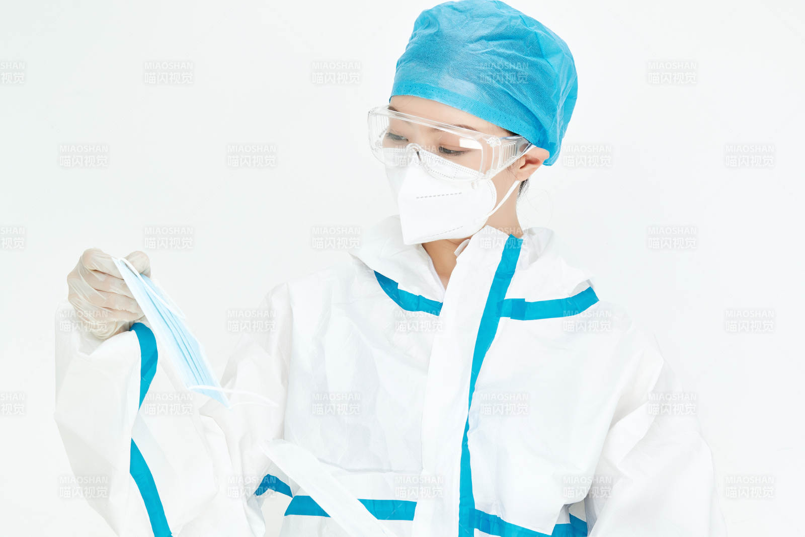 穿白色防護服佩戴護目鏡口罩的女性醫療人員