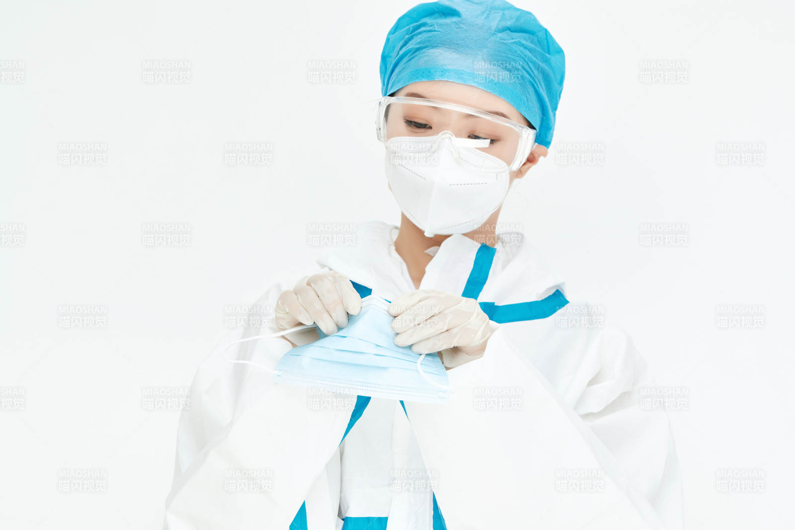 穿白色防護服佩戴護目鏡口罩的女性醫療人員