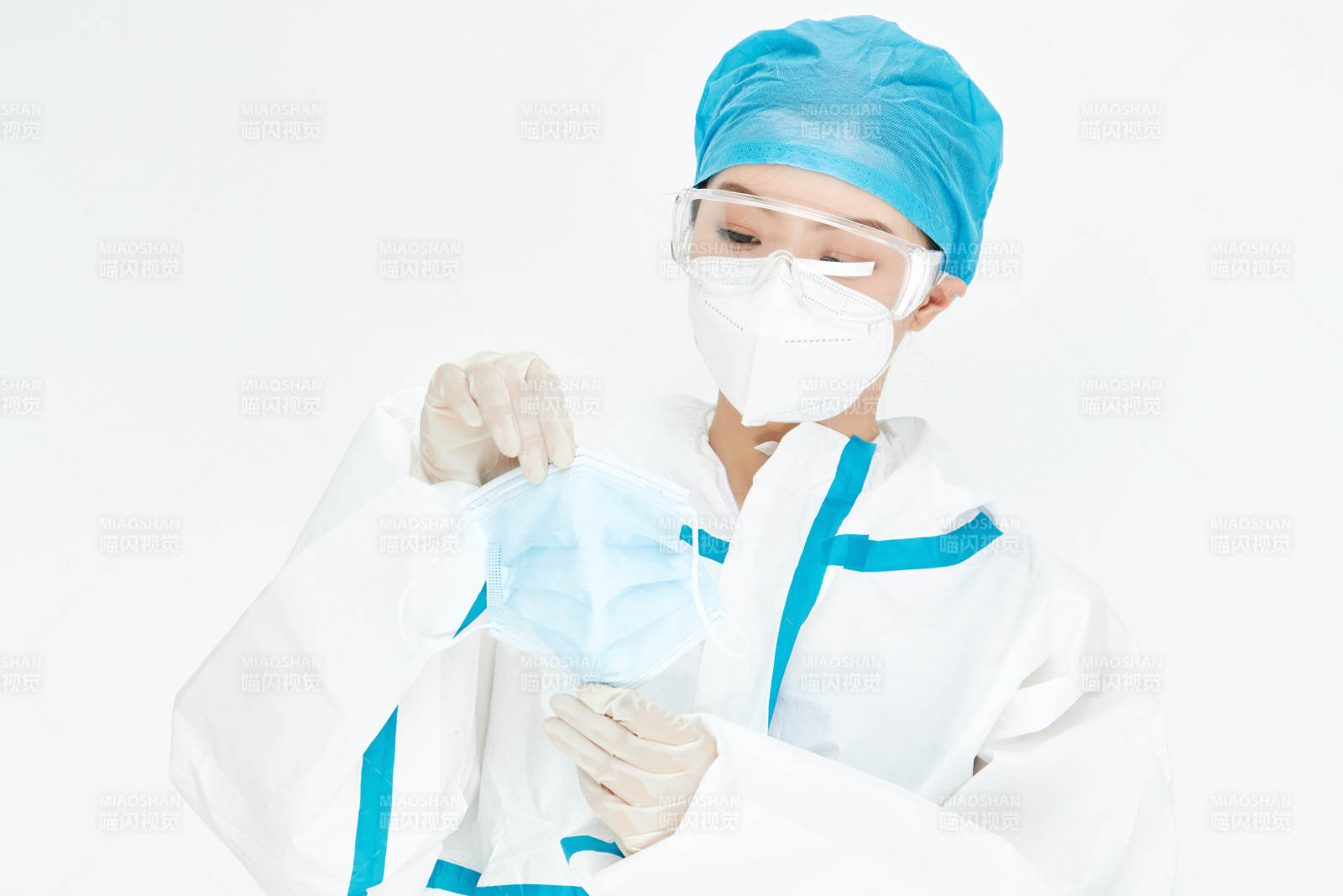 穿白色防護服佩戴護目鏡口罩的女性醫療人員
