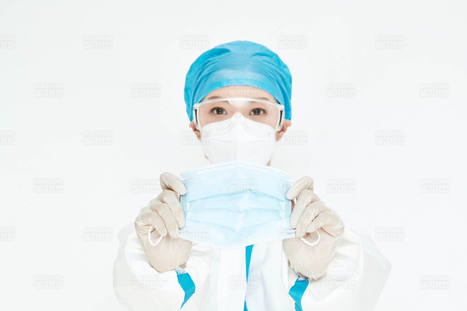 穿白色防護服佩戴護目鏡口罩的女性醫療人員