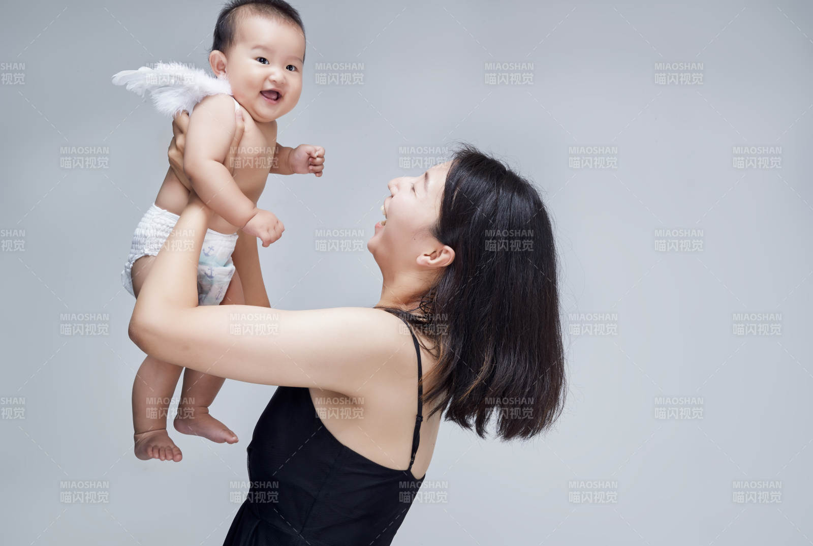 媽媽陪伴寶寶快樂的玩耍