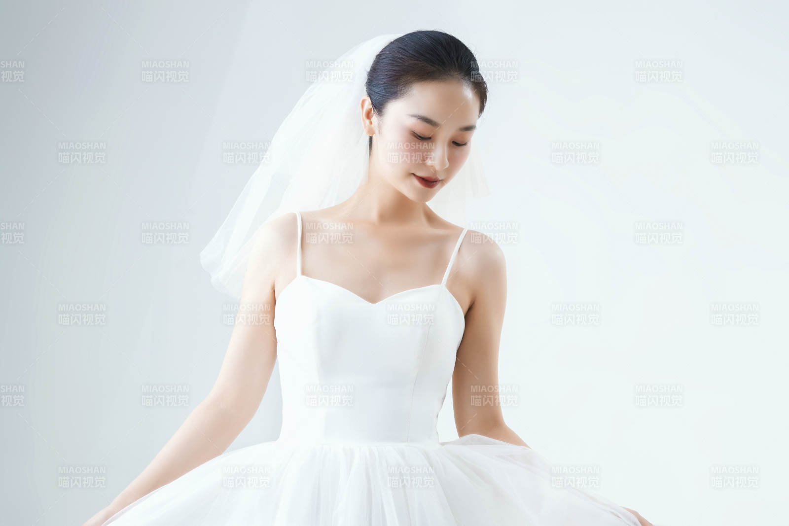 棚拍白色背景下的潔白婚紗新娘美妝