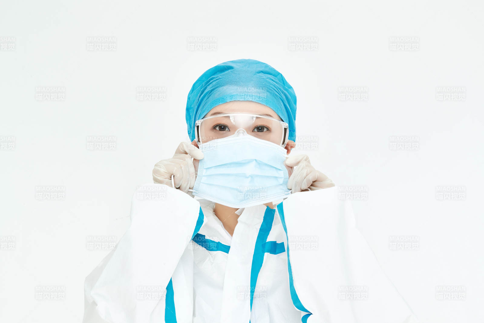 穿白色防护服佩戴护目镜口罩的女性医疗人员