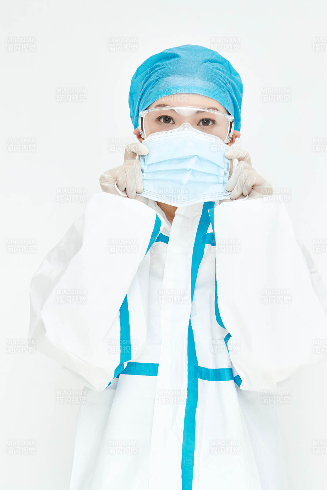 穿白色防護(hù)服佩戴護(hù)目鏡口罩的女性醫(yī)療人員