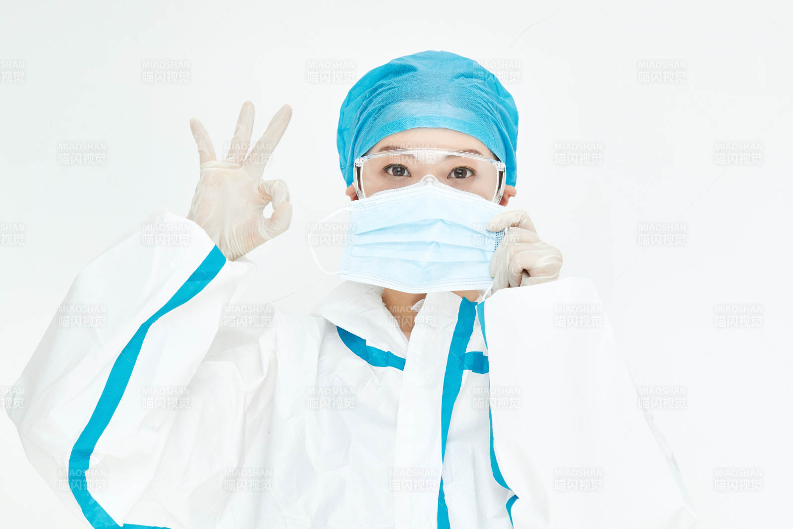 穿白色防護(hù)服佩戴護(hù)目鏡口罩的女性醫(yī)療人員